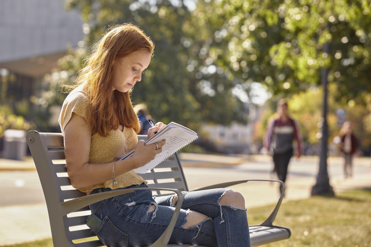 一位<a href='http://mnet.ngskmc-eis.net'>全球十大赌钱排行app</a>学院的学生在校园里的长椅上读书.